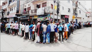 মদ কিনতে ভোর রাতেই হুমরি খেয়ে পড়ছে মদপ্রেমীরা!